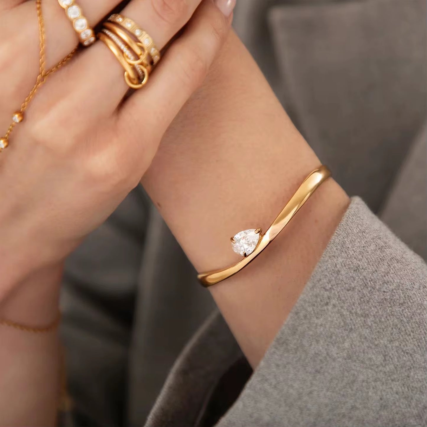 GIOIA Premium teardrop bangle